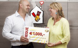 Ronald McDonald krijgt 1000 euro toegezongen