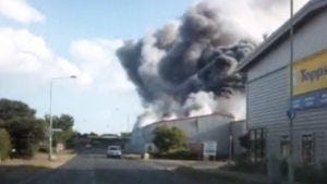 Hamburgerfabriek vliegt in brand