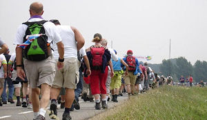 Albron deelt water uit aan lopers hete Vierdaagse