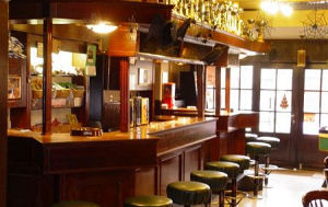 Cafébaas breekt record: 102 uur achter de toog