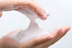 Plaats hygiënesticker op deur restaurant