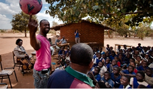 Chefs maken kookboek voor kinderen in Malawi