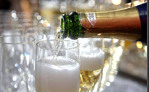 Schenk champagne op de biermanier
