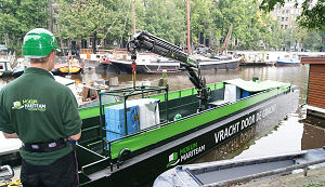 Duurzame bevoorradingsboot vaart af