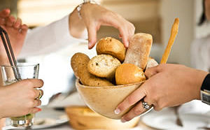 Mannen kopiëren baas tijdens de lunch
