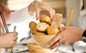 Mannen kopiëren baas tijdens de lunch