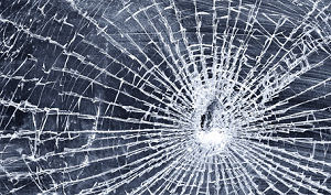 Bejaarde in auto ramt restaurant