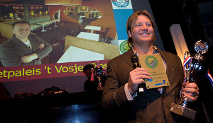 Dennis van der Geest gaat patat bakken bij 't Vosje