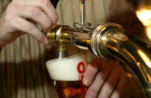 Duur bier jaagt cafégast naar Duitse kroeg