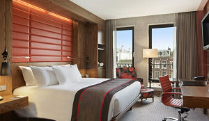 Paul van Vliet opent Hilton Den Haag