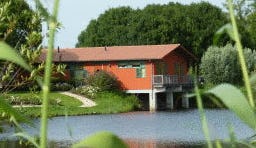 Drijvend hotel geplaatst langs A6