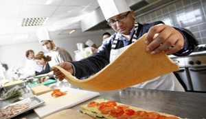 Cateraar laat kinderen met beperking koken