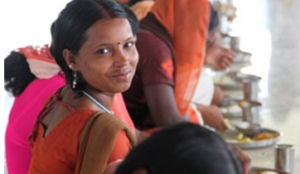 Cateraar schenkt cheque aan Stop Kindermisbruik