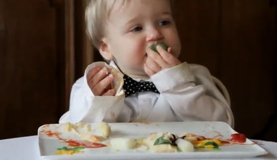 Olvarit laat baby's eten in sterrestaurant