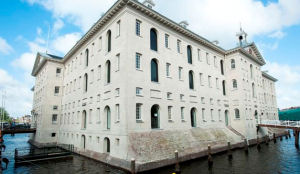 Scheepvaartmuseum in zee met vier cateraars