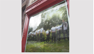 Koks in blote kont op restaurantposter