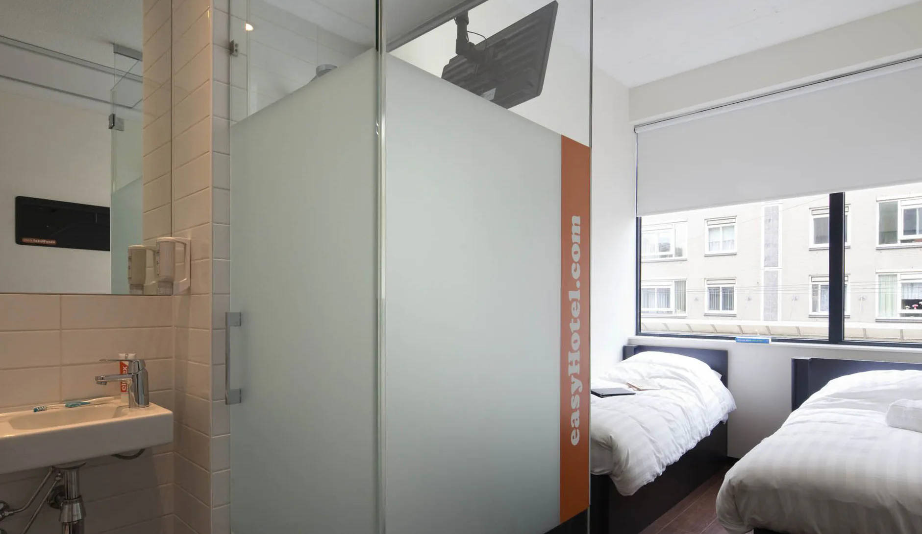 Eerste kamer Easyhotel Amsterdam opgeleverd