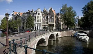 Amsterdam op één na duurste overnachtstad