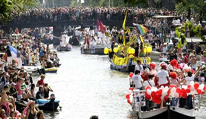 Eden, Club Air en StorySellers met boot in gay parade