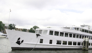 Grootste partyschip Europa' heropent in Rotterdam