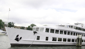 Partyschip RiverZZ door brand verwoest