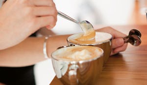 Goede cappuccino: mysterie van de lepeltest