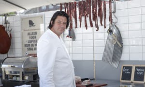 Marco Westmaas laat eerste lupinevarken proeven