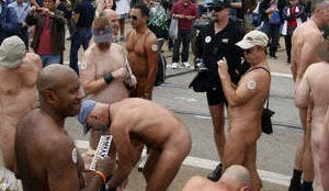 Nudisten protesteren om naakt uit eten te kunnen
