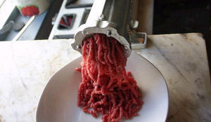 Kok draait zijn zwager door gehaktmolen