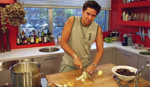 Tv-kok Jaymz Pool kookt op Greenpeace-schip