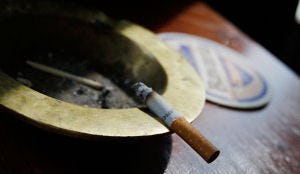 Boze roker sloopt café vanwege rookverbod