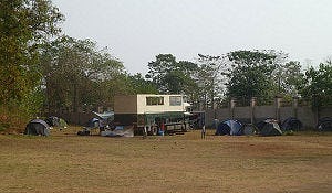 Toeristen kamperen gratis in tuin Sheraton