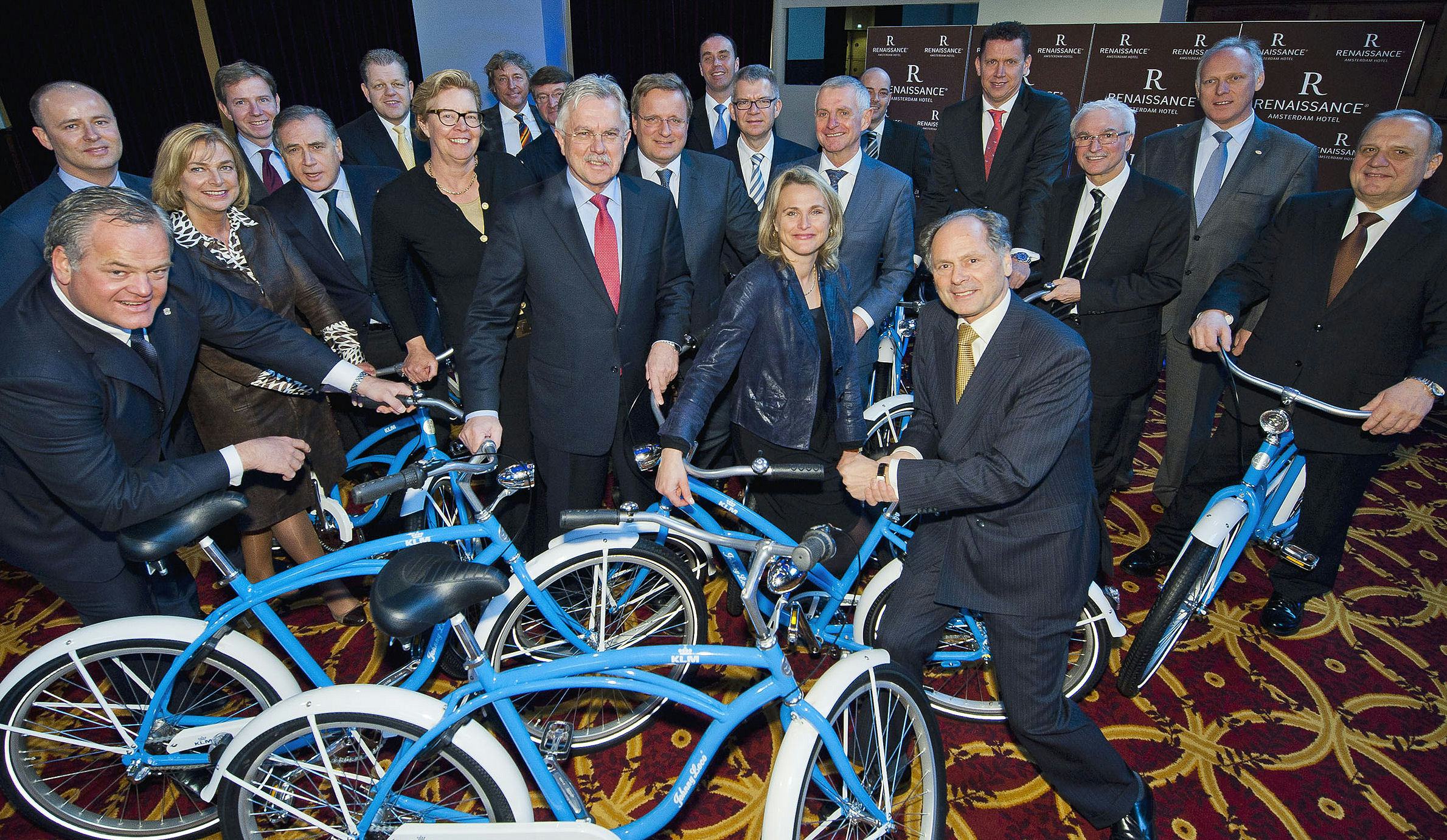 KLM schenkt fietsen aan vijfsterrenhotels Amsterdam