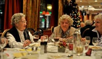 Kerstdiners voor eenzame ouderen bij Van der Valk