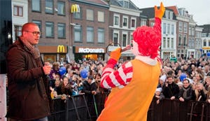 Publiek  en Ronald McDonald dansen €10.000 bij elkaar
