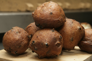 Chefs dagen elkaar uit tijdens oliebollenchallenge voor goede doel