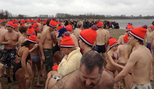 Nieuwjaarsduik bij cafetaria trekt honderden deelnemers