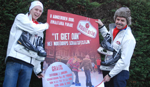 Schaatsbaan voor deur Kwalitaria Parade
