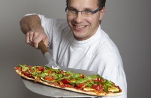 Onno Kokmeijer maakt recept voor New York Pizza