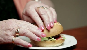 Burger met brailletekst van sesamzaadjes