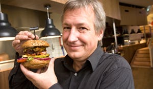 Oud-minister Gerrit Zalm opent hamburgerrestaurant Burgerz