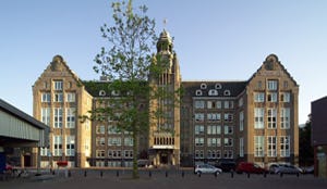 Lloyd Hotel aast op brugwachtershuisjes
