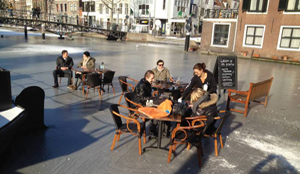 Opvallend terras op ijs hit door Facebook