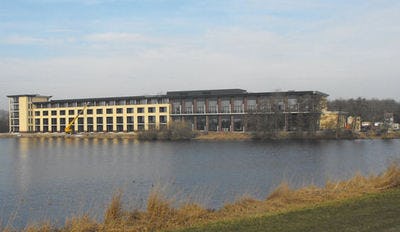 Van der Valk zet bruidspaar buiten