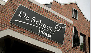 Failliet hotel De Schout weer open