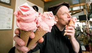 Ambachtelijk ijsbereider Mark van Gaal slaagt met meesterproef in Paas-stijl