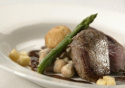 In karnemelk gemarineerde lamsrump met een ragout van anijschampignons, groene asperges en navets (Hans Kinkartz)
