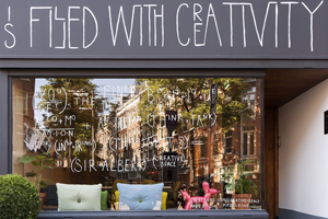 Sir Albert opent twee deuren verderop 'creatieve ruimte