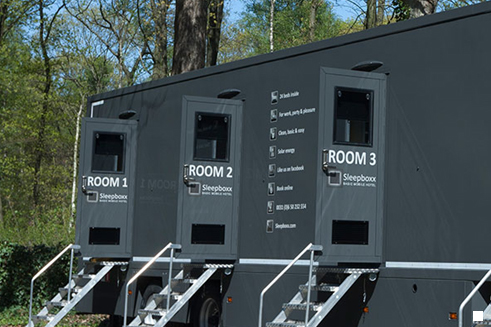 Mobiel hotel in vrachtwagentrailer