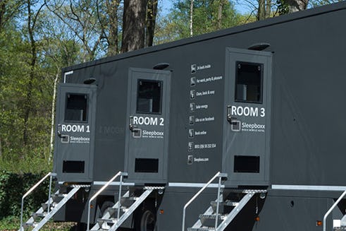 Mobiel hotel in vrachtwagentrailer